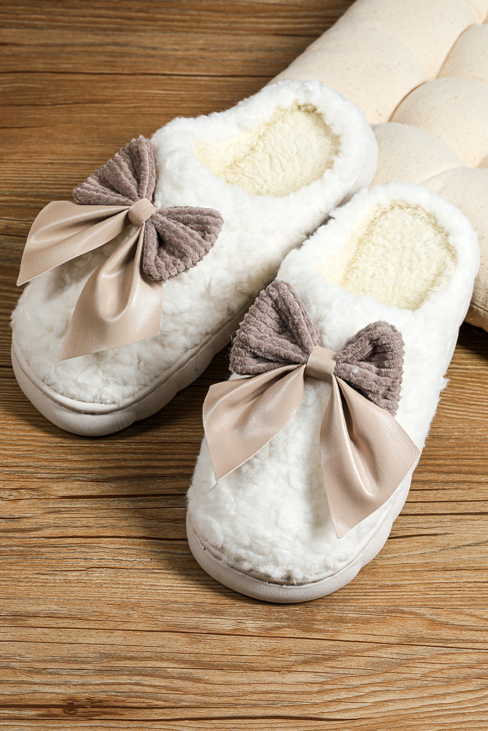 White Contrast Bowknot Applique Plush Winter Slippers (Colors May Differ by Batch)